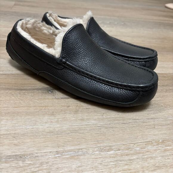 UGGS Men's Black Ascot Leather Slippers Shoes  Size 9 - Picture 1 of 7